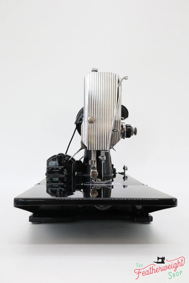 Singer Featherweight 221 Sewing Machine, AM1564**