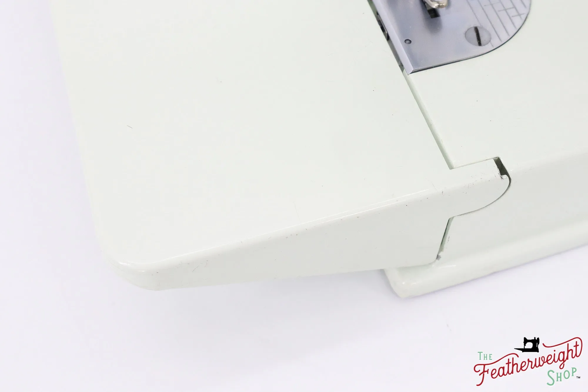 Singer Featherweight 221 Sewing Machine, WHITE - EV894***