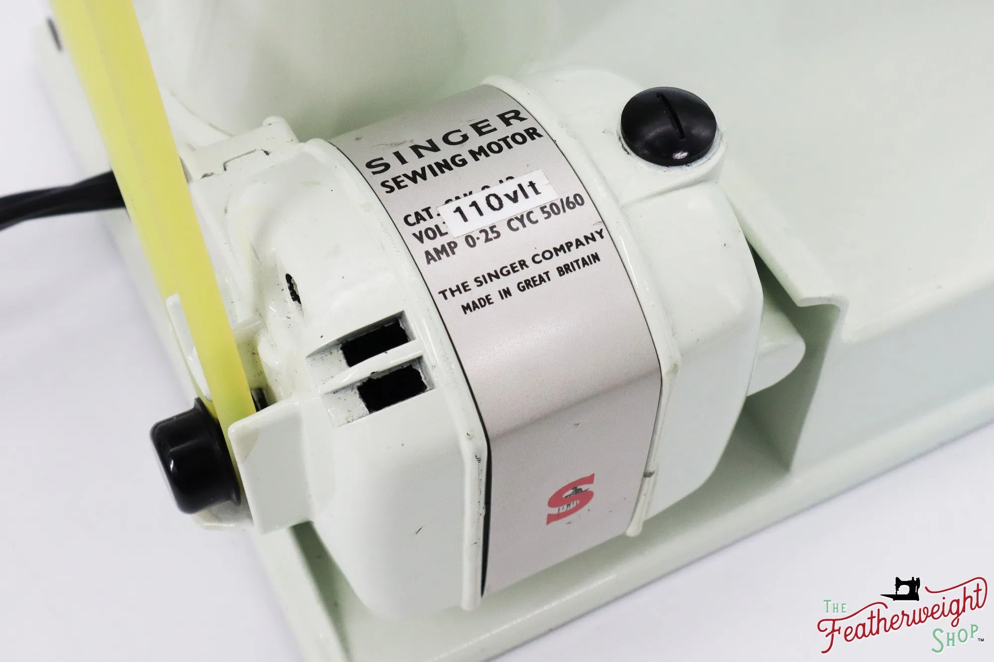 Singer Featherweight 221 Sewing Machine, WHITE - EV98939*