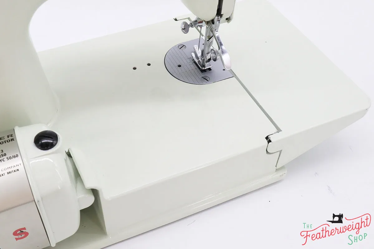 Singer Featherweight 221 Sewing Machine, WHITE FA206***