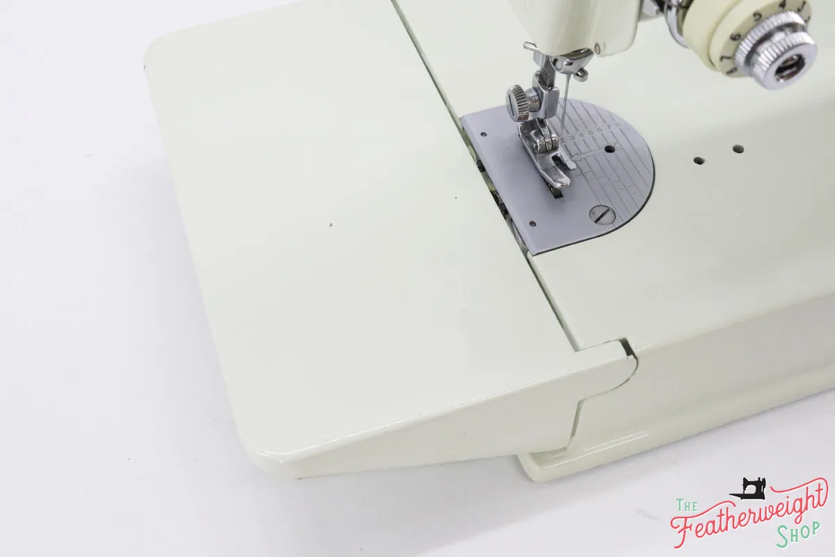 Singer Featherweight 221 Sewing Machine, WHITE FA206***