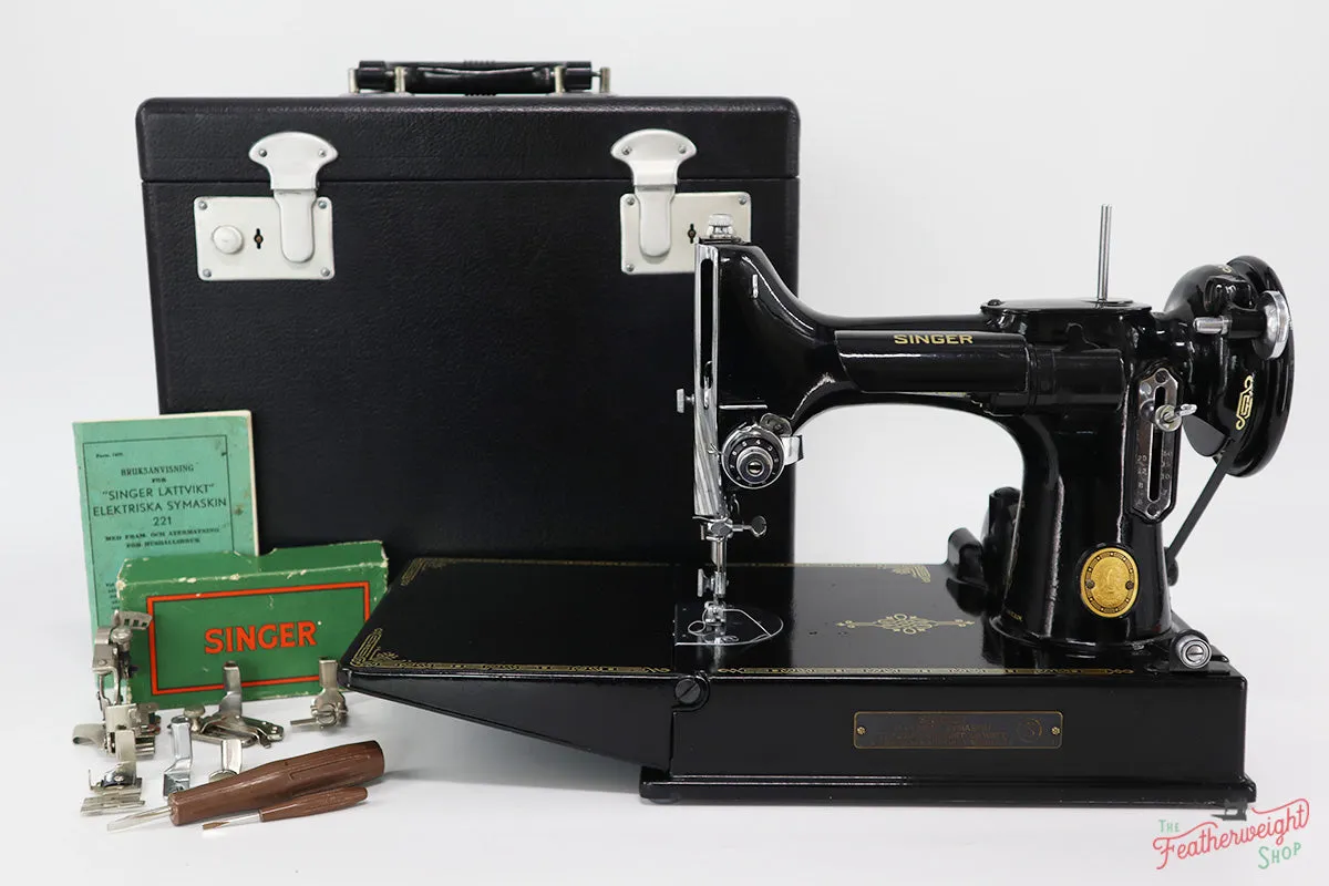 Singer Featherweight 221K Sewing Machine, EH142***